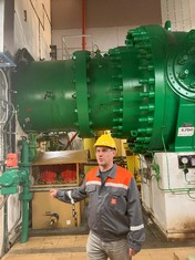 Vedoucí provozu elektráren Štěchovice I,II Roman Pospíšil u kulového uzávěru v prostoru strojovny štěchovické přečerpávací elektrárny