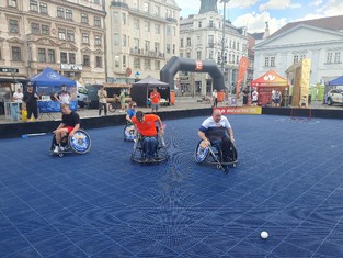 Ukázkový zápas ve florbale na vozíku pro handicapované