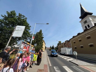 Symbolického přestřižení pásky u přechodu naproti Loretě se ujal starosta Eduard Masarčík.