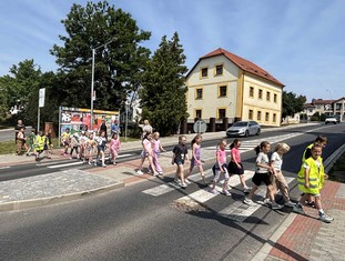 Vděčným komparsem v případě Oranžových přechodů jsou napříč celou republikou děti. V případě Kosmonos byli ze základní školy. V závěru školního roku to pro ně byla příjemná změna v čase čekání na vysvědčení.