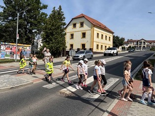 Vděčným komparsem v případě Oranžových přechodů jsou napříč celou republikou děti. V případě Kosmonos byli ze základní školy. V závěru školního roku to pro ně byla příjemná změna v čase čekání na vysvědčení.