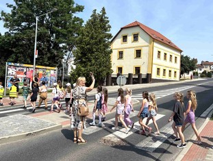 Vděčným komparsem v případě Oranžových přechodů jsou napříč celou republikou děti. V případě Kosmonos byli ze základní školy. V závěru školního roku to pro ně byla příjemná změna v čase čekání na vysvědčení.