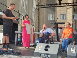Martin Černý (s mikrofonem) při předání daru v Plzni, vlevo Eva Mayerová, manažerka Nadace ČEZ 
