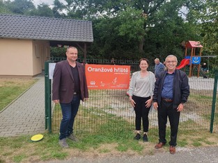 Zleva: Stanislav Macek, předseda Osadního výboru obce Ostrov u Stříbra, Jitka Ottová, místostarostka obce Kostelec (kam Ostrov správně spadá), a starosta obce Kostelec František Trhlík   