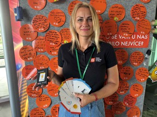 Zdena Zolotarjov, průvodkyně Infocentra Elektrárny Ledvice, s energetickým kvartetem. To čeká hlavně na dětské návštěvníky infocentra, kteří správně vyplní zábavný kvíz. Zasoutěžit si ovšem mohou i dospělí.