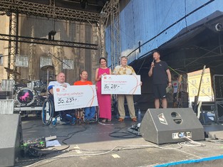 zleva: Martin Černý a Jaroslav Jägr (SKH Meteor Plzeň), Eva Mayerová, manažerka Nadace ČEZ, které předávala symbolické šeky, a Václav Michálek za Nadaci 700 let města Plzně.  

